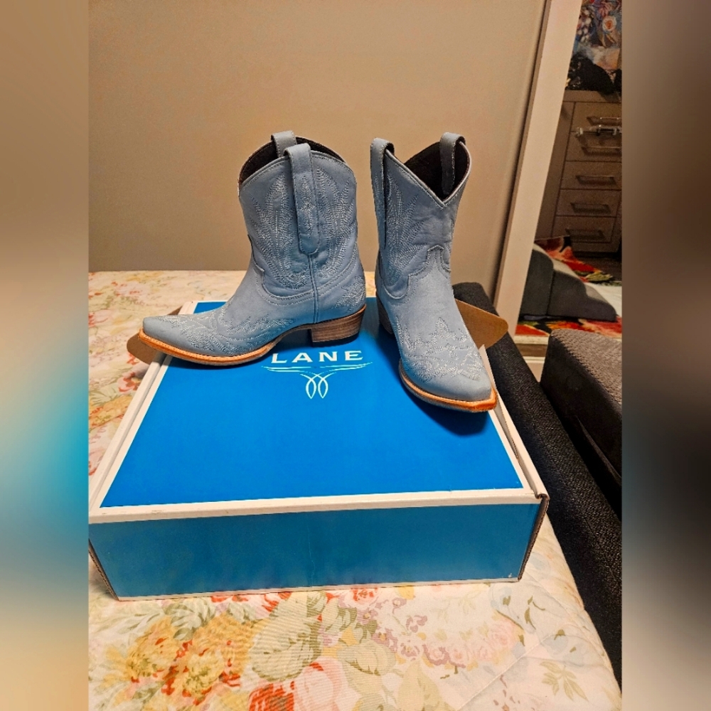 Light blue ladies cowboy boots size 5